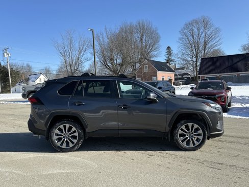 Used 2022 Toyota RAV4 XLE Premium image 4
