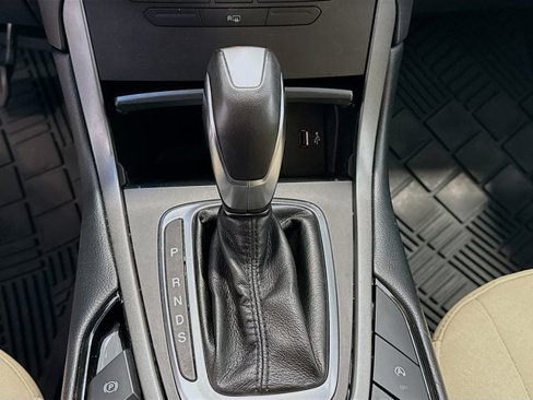 Used 2017 Ford Edge SE image 15