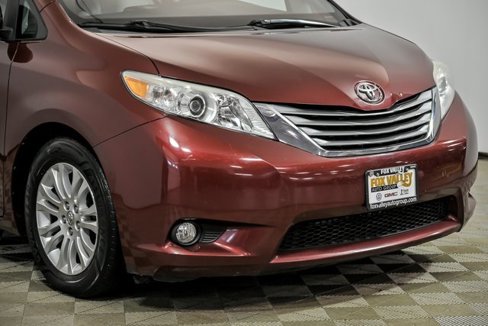 Used 2015 Toyota Sienna XLE image 2