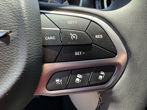 Used 2024 Chrysler Pacifica Touring-L image 19