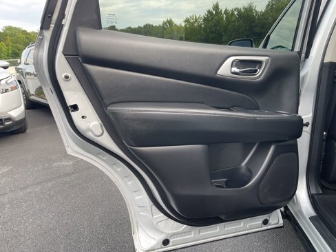 Used 2020 Nissan Pathfinder SV image 27