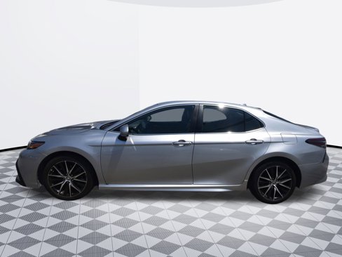 Used 2018 Toyota Camry SE image 4