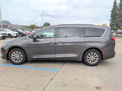 Used 2019 Chrysler Pacifica Touring-L image 2