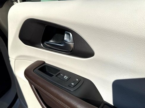 Used 2019 Chrysler Pacifica Touring-L Plus image 33
