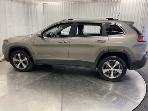 Used 2019 Jeep Cherokee Limited image 3