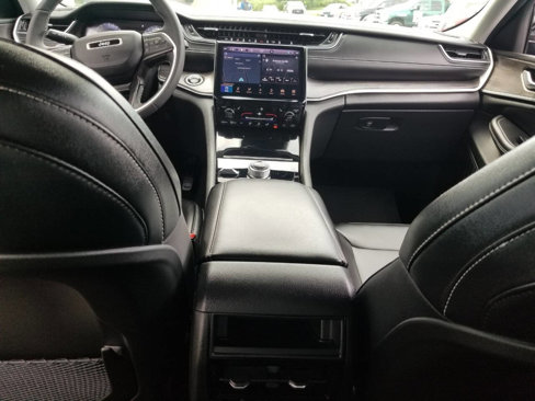 Certified 2023 Jeep Grand Cherokee Limited w/ Black Appearance Package image 11