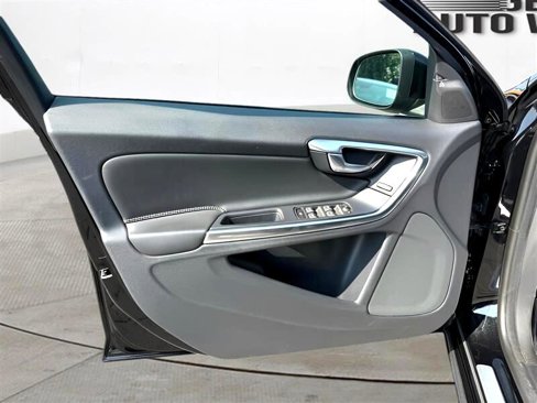 Used 2018 Volvo S60 T5 Inscription Platinum image 11