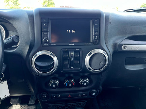 Used 2016 Jeep Wrangler Unlimited Sahara w/ Connectivity Group image 16