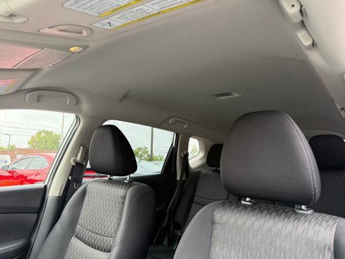 Used 2018 Nissan Rogue SV image 19