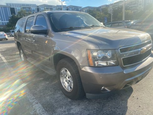 Used 2014 Chevrolet Suburban LT image 2