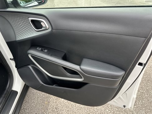 Used 2023 Kia Soul LX w/ LX Technology Package image 14