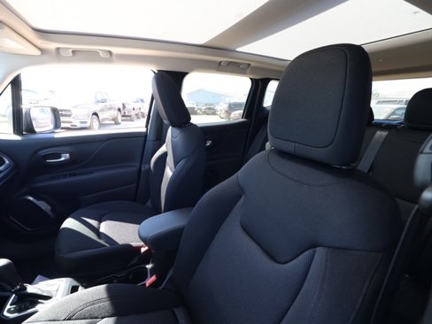 New 2023 Jeep Renegade Latitude w/ Sun & Fun Group image 14