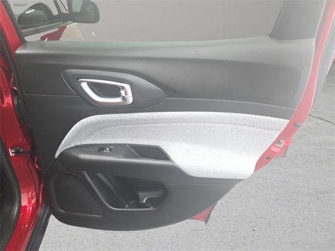 Used 2024 Jeep Compass Latitude image 28