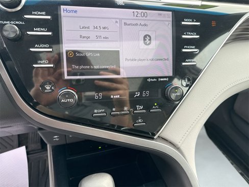 Used 2018 Toyota Camry XLE image 25