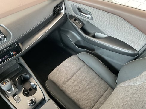 Used 2022 Nissan Rogue SV image 17