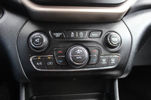 Used 2016 Jeep Cherokee Latitude w/ Comfort/Convenience Group image 28