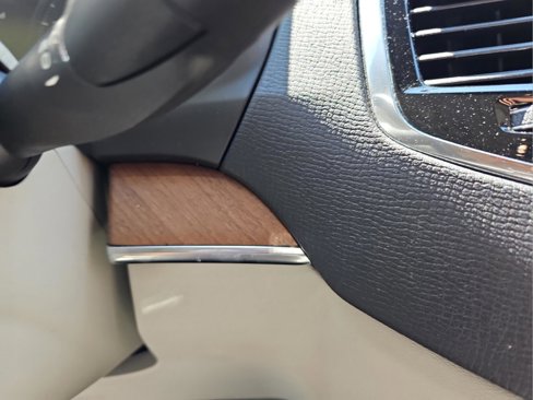 Used 2021 Volvo XC90 T6 Momentum image 25