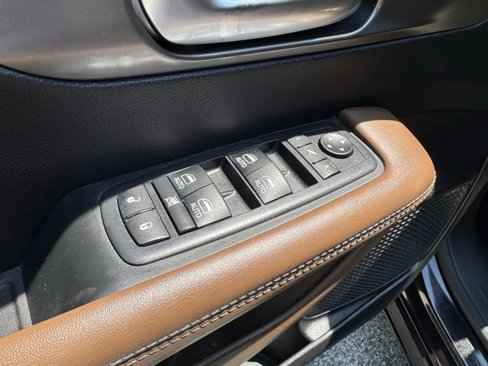 Used 2019 Chrysler Pacifica Limited w/ Advanced Safetytec Group image 23