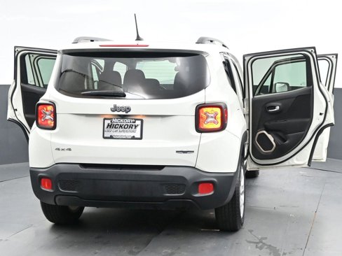 Used 2016 Jeep Renegade Latitude w/ Cold Weather Group image 40