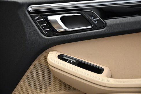 Used 2025 Porsche Macan image 47