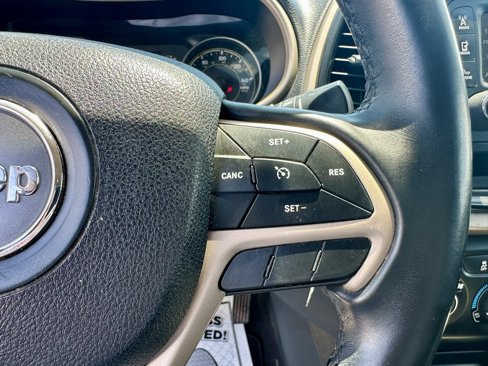 Used 2018 Jeep Cherokee Latitude w/ Altitude Package image 16