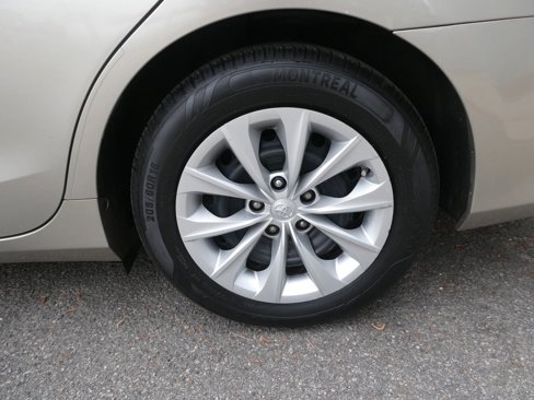 Used 2015 Toyota Camry LE image 24