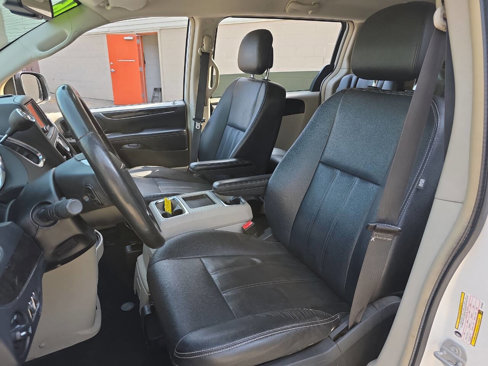Used 2016 Chrysler Town & Country Touring w/ Driver Convenience Group image 12