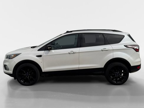 Used 2017 Ford Escape Titanium image 2