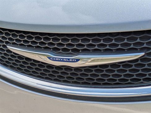 Used 2019 Chrysler Pacifica Touring-L image 9