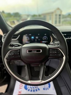 Used 2023 Jeep Grand Cherokee Altitude image 16