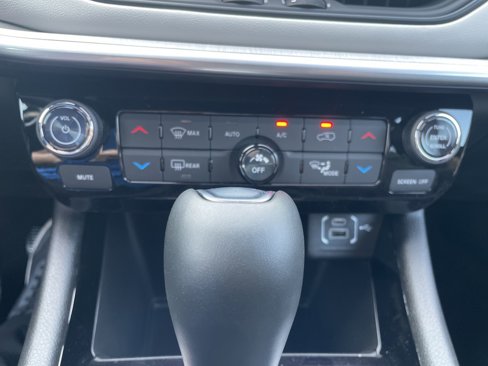 New 2025 Jeep Compass Limited image 30
