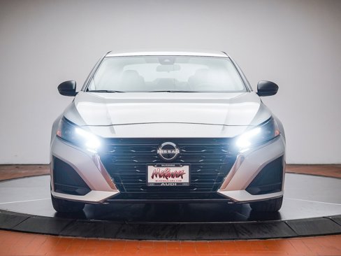 Used 2024 Nissan Altima 2.5 SV image 2