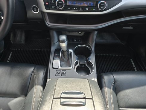 Used 2018 Toyota Highlander XLE image 17