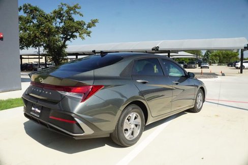 New 2025 Hyundai Elantra SE image 8