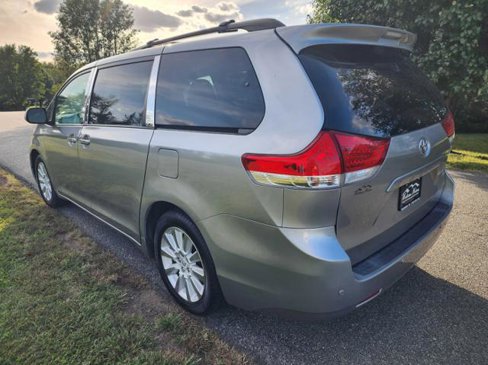 Used 2012 Toyota Sienna XLE image 8
