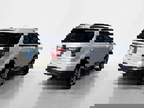 Used 2016 Ford Explorer XLT w/ Equipment Group 201A image 5