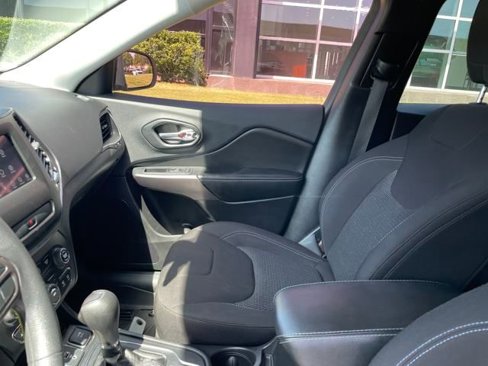 Used 2019 Jeep Cherokee Latitude w/ Popular Appearance Group image 19
