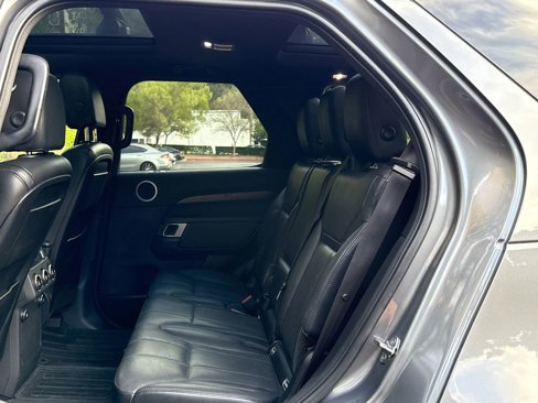Used 2018 Land Rover Discovery HSE image 13