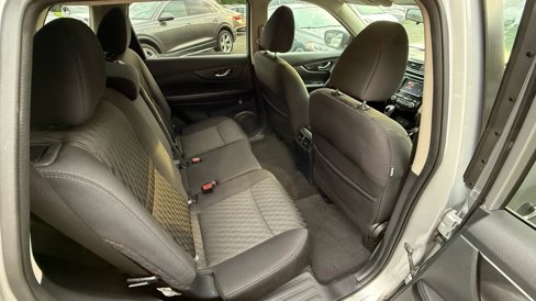 Used 2018 Nissan Rogue SV image 23