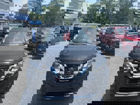Used 2020 Nissan Rogue SV image 2