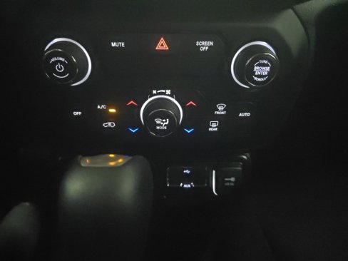Used 2019 Jeep Renegade Latitude w/ Popular Equipment Group image 22