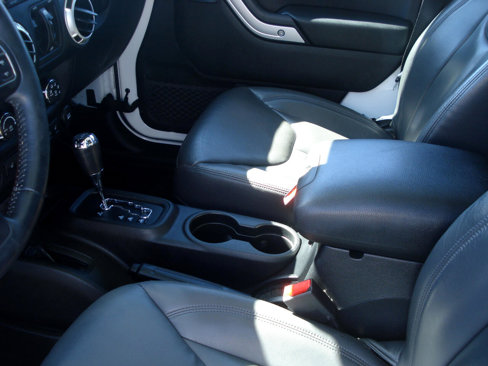 Used 2016 Jeep Wrangler Unlimited Sahara w/ Connectivity Group image 14