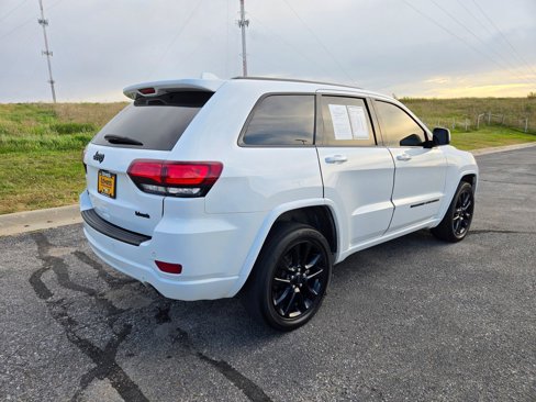 Used 2022 Jeep Grand Cherokee Laredo X image 3