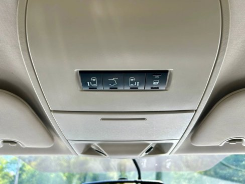 Used 2016 Chrysler Town & Country Touring image 27