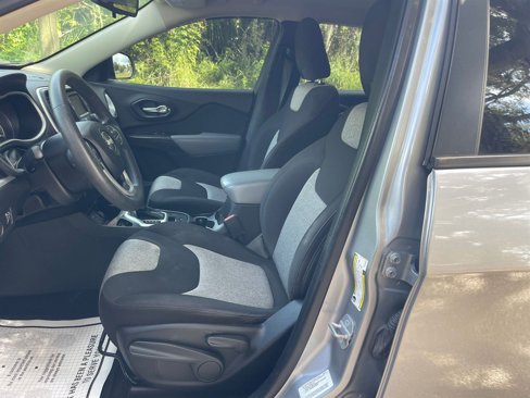 Used 2014 Jeep Cherokee Sport image 14