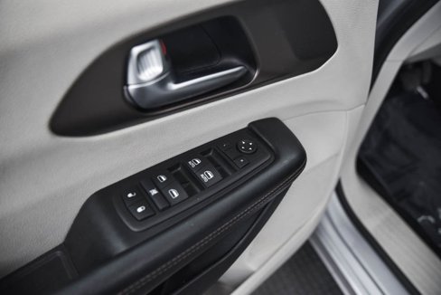 Used 2019 Chrysler Pacifica Touring-L image 10