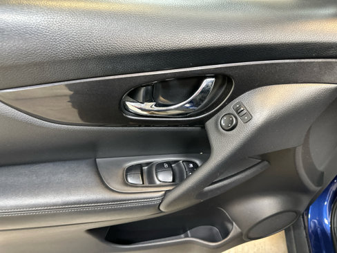 Used 2020 Nissan Rogue SV image 25