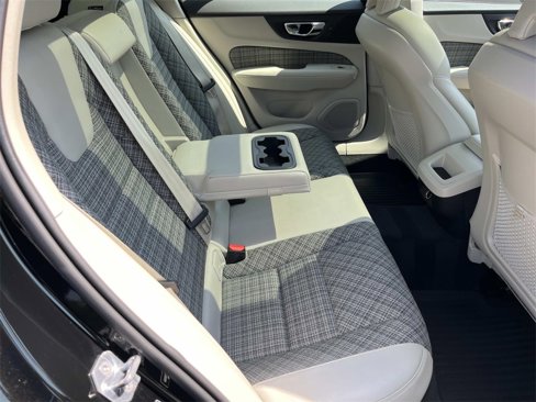 Used 2020 Volvo V60 T5 Momentum image 20