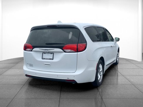 Used 2018 Chrysler Pacifica Touring Plus w/ Tire & Wheel Group image 7