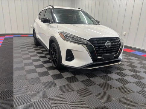 Used 2021 Nissan Kicks SR image 2